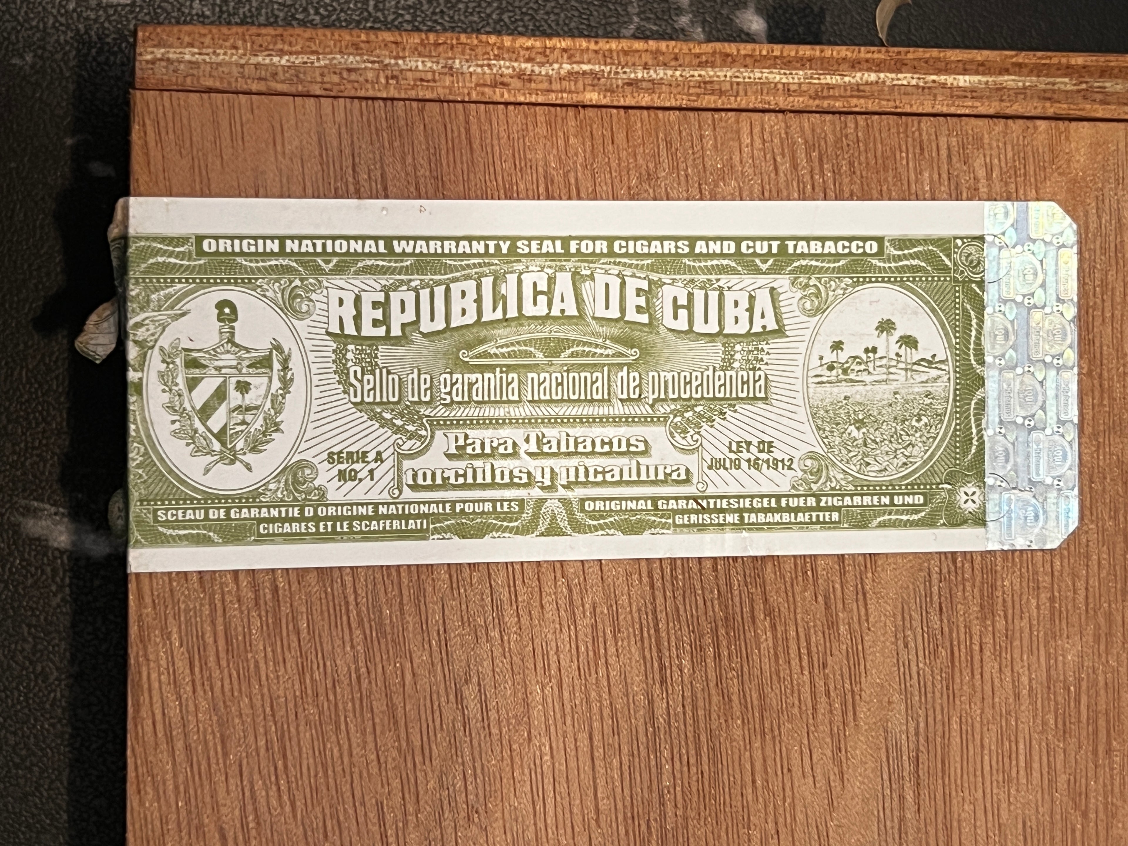 2011 Montecristo Petit Edmundo – Vintage | Box of 10 Cigars